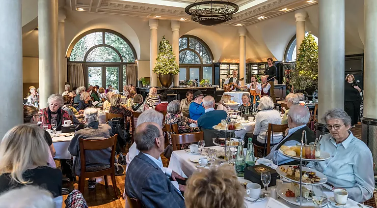 Seehaus Pavillion mit Gästen